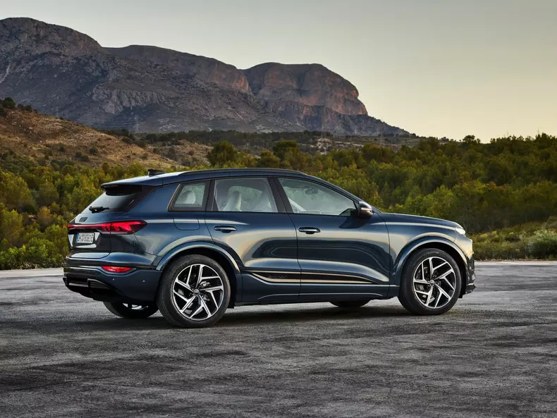 Audi-Q6_e-tron_quattro-2025-1600-12