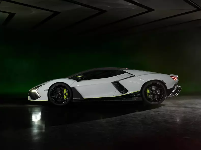 Lamborghini-Revuelto_Arena_Ad_Personam-2024-1600-03
