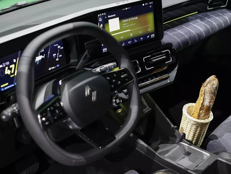 Renault-5_E-Tech-2025-1600-1a