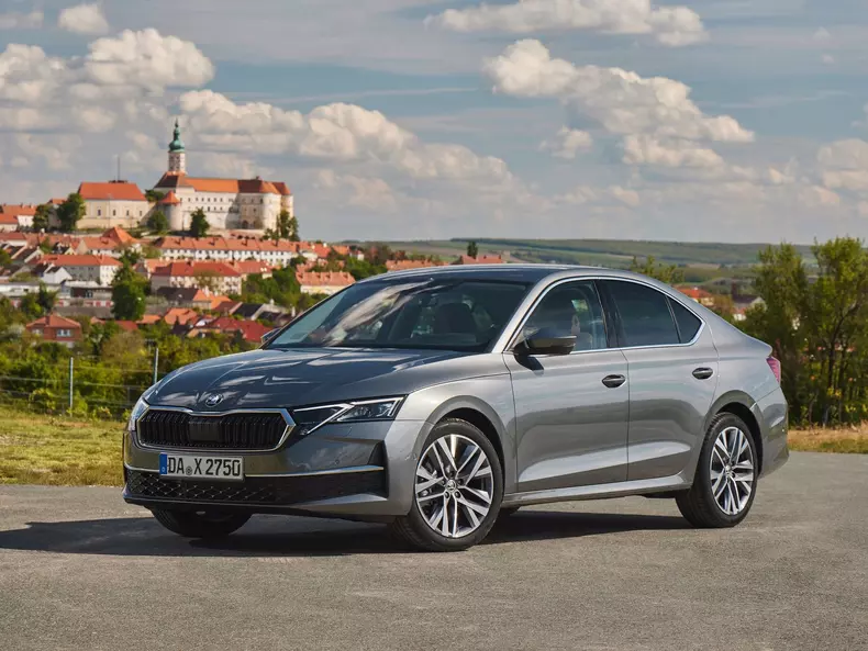 Skoda-Octavia-2025-1600-02
