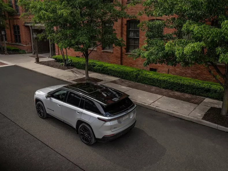 Jeep-Wagoneer_S-2024-1600-0b