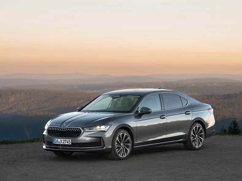 Skoda-Superb-2024-1600-02