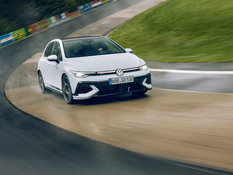 Volkswagen-Golf_GTI_Clubsport-2025-1600-06
