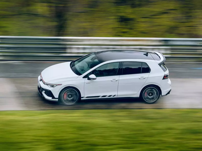 Volkswagen-Golf_GTI_Clubsport-2025-1600-0e