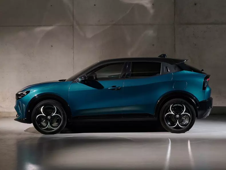 Alfa_Romeo-Junior-2025-1600-21