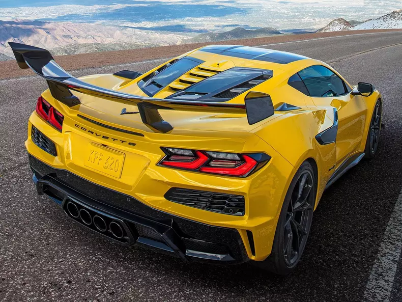 Chevrolet-Corvette_ZR1-2025-1600-03