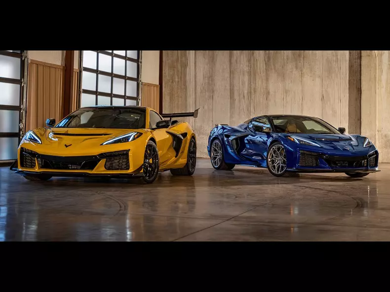 Chevrolet-Corvette_ZR1-2025-1600-0b