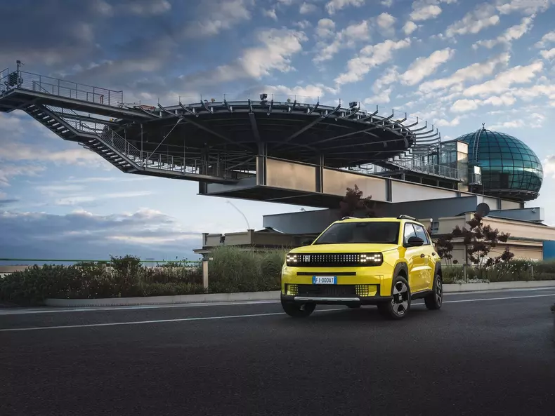 Fiat-Grande_Panda-2025-1600-05