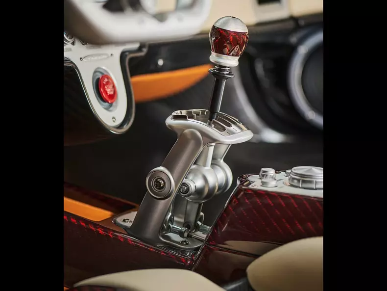 Pagani-Utopia_Roadster-2025-1600-1b