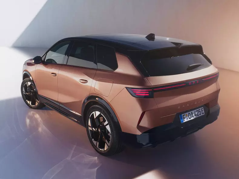 web_Opel-Grandland-2025-Rear_Three-Quarter.33a9068e