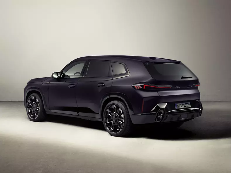 P90582545_highRes_the-2025-bmw-xm-by-k