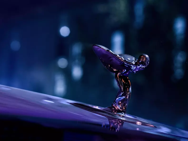 Rolls-Royce-Spectre_Black_Badge-2026-Emblem.f1b13ab7