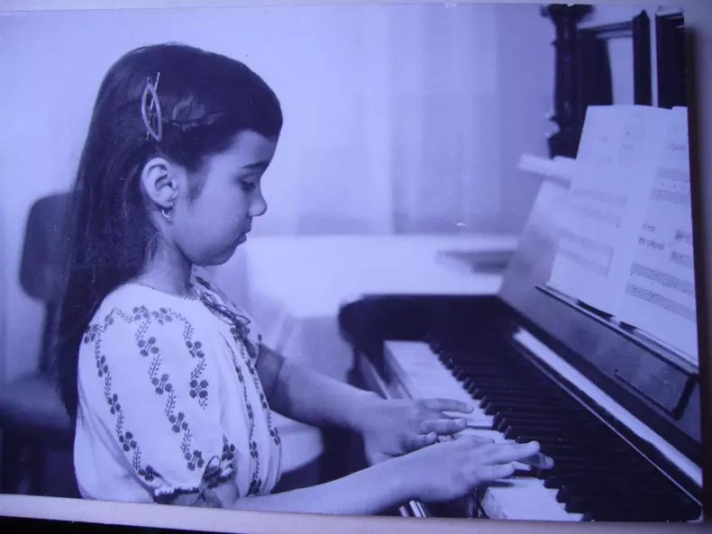Adriana Bahmuteanu in copilarie 2
