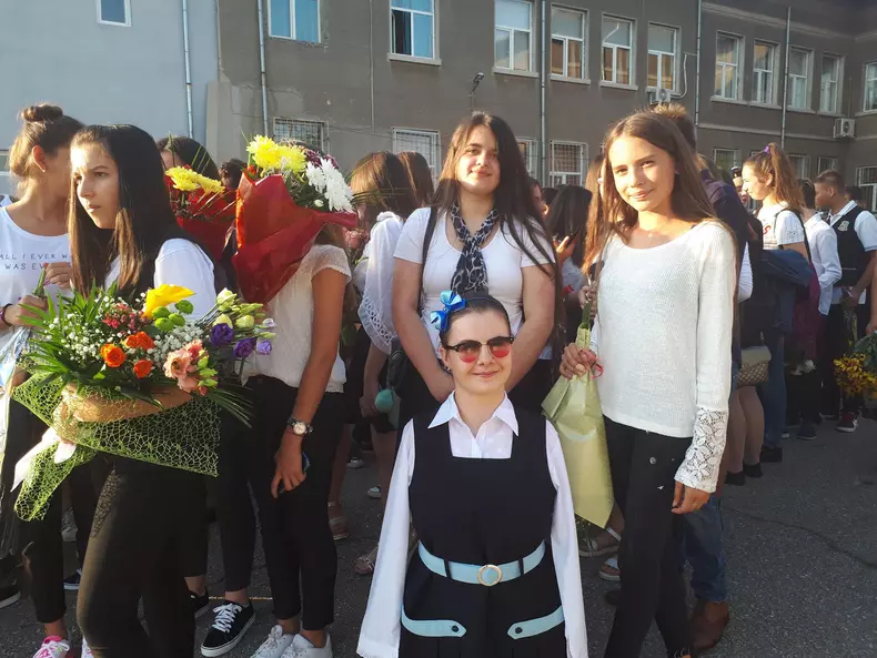 Lorelai Moșneguțu în prima zi de școală