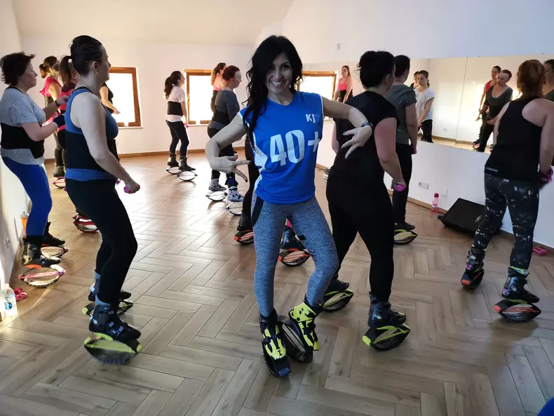 Kinga Sebestyen este cea care a adus conceptul Kangoo Jumps în România, un antrenament intens, executat cu ajutorul unor ghete speciale și despre care antrenoarea spune că oferă rezultate spectaculoase. Dacă vrei să obții silueta la care visezi, Kinga Sebestyen îți spune câte kilograme slăbești cu antrenamentele de Kangoo Jumps.