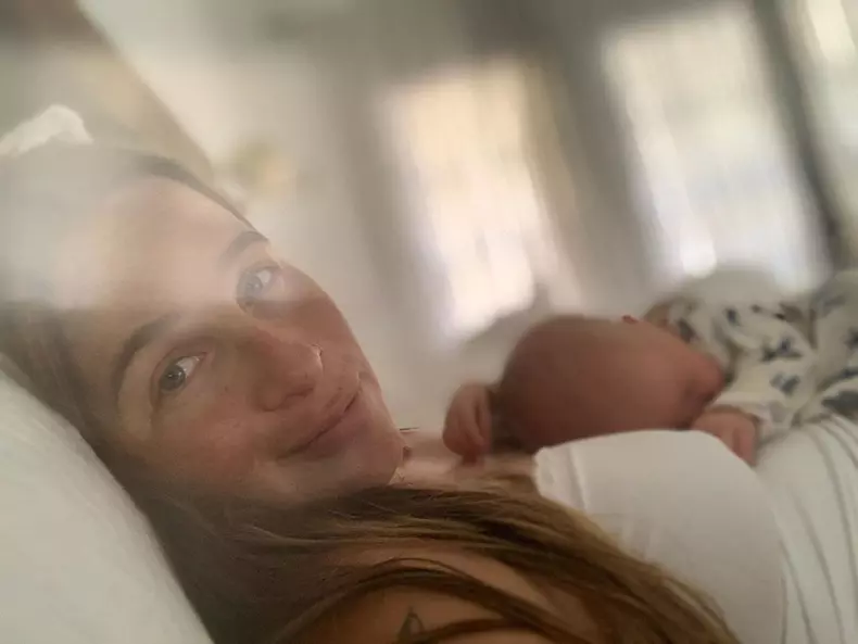 Arielle Goldrath și fiica ei, Nava James