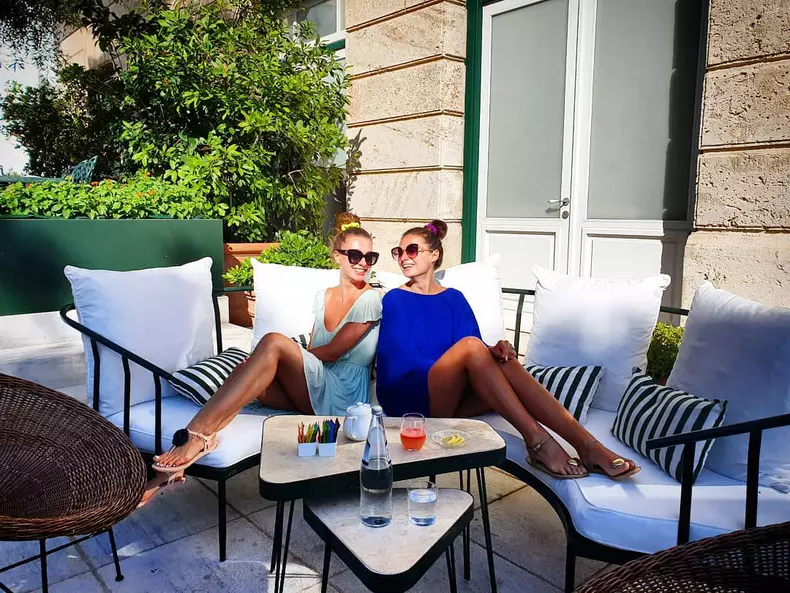 Olivia Păunescu și sora ei Anda Maria