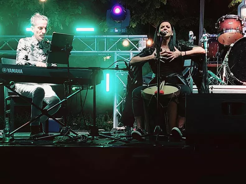 Analia Selis live