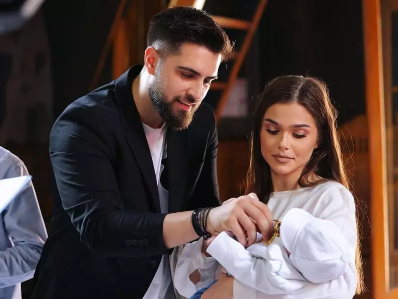 După despărțirea de Alex Leonte, Theo Rose a început o relație cu Anghel Damian.