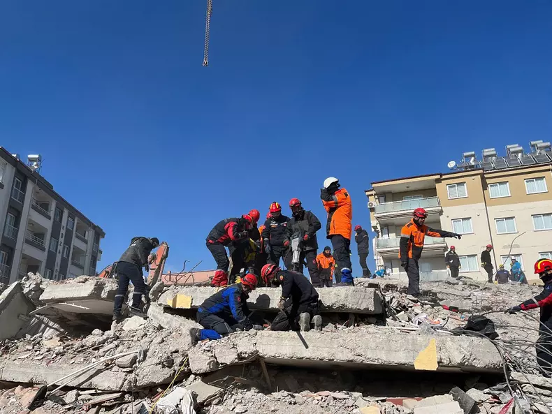 Quake Death Toll Surpasses 15,000 - Turkey