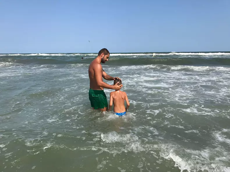Catalin Cazacu si fiul - la mare