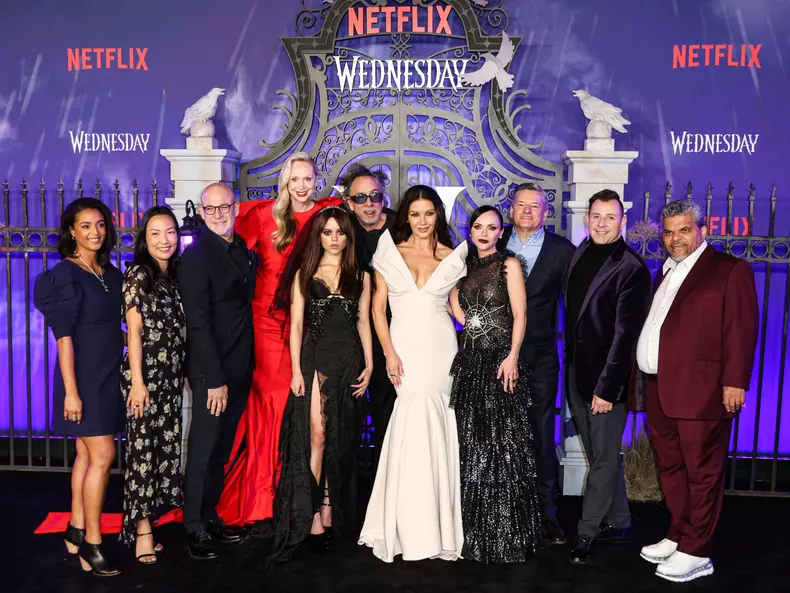 Coral Wright, Marian Lee, Peter Friedlander, Gwendoline Christie, Jenna Ortega, Tim Burton, Catherine Zeta-Jones, Christina Ricci, Ted Sarandos, Teddy Biaselli și Luis Guzman sosesc la premiera mondială a sezonului 1 din "Wednesday" de la Netflix