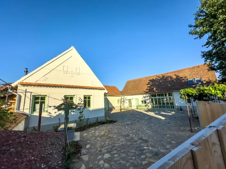 Cât costă cazarea la pensiunea lui Tudor Chirilă din Porumbacu de Sus  (1)