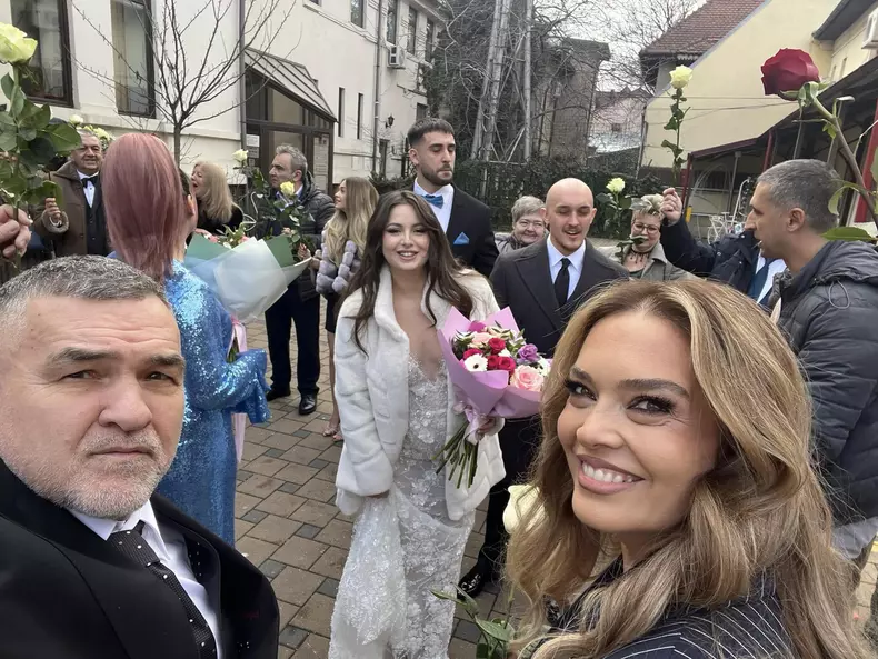 Soția lui Leonard Doroftei a întors toate privirile la nunta fiului lor. Cum s-a îmbrăcat Monica (7)