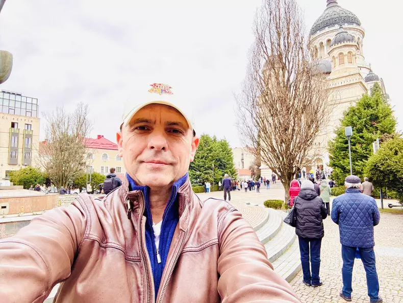 dan-negru-in-fata-catedralei