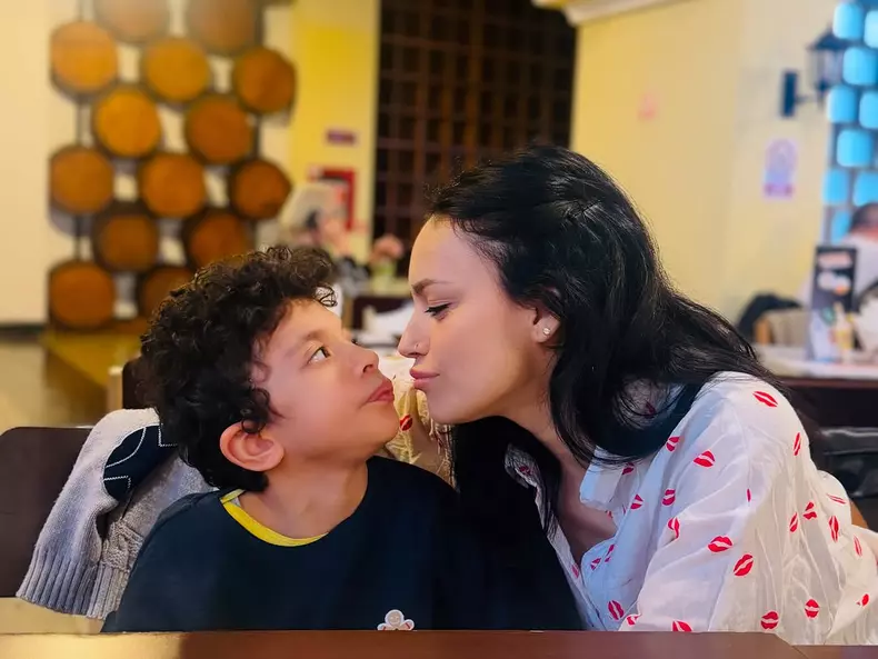 Cum arată acum Leon, fiul lui Kamara și al Oanei Hănțoiu  (6)
