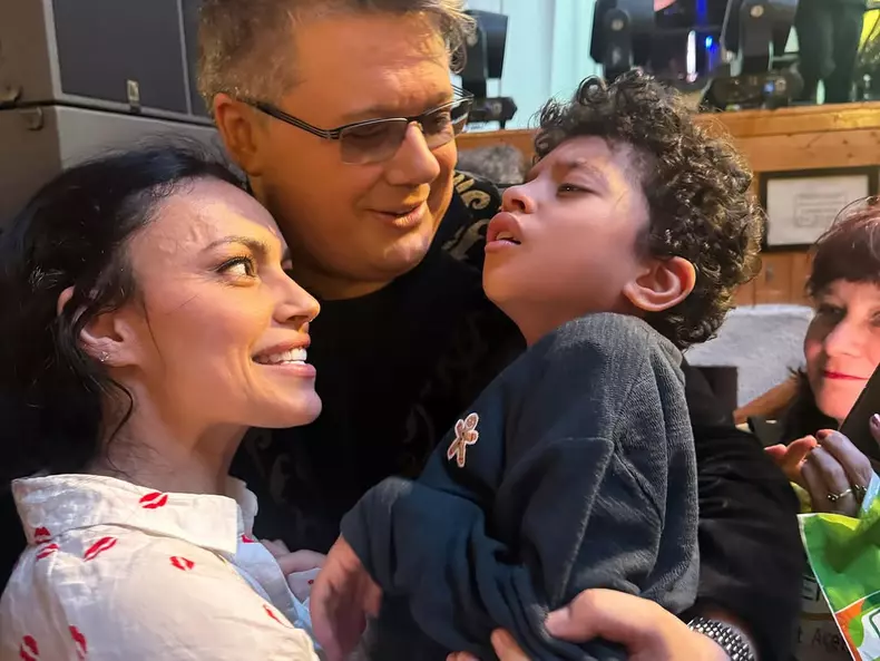 Cum arată acum Leon, fiul lui Kamara și al Oanei Hănțoiu  (7)