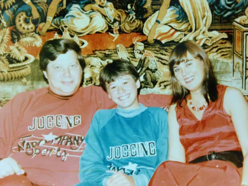 Fuego, în copilărie, alături de Eugenia și Ion Surugiu, părinții săi.