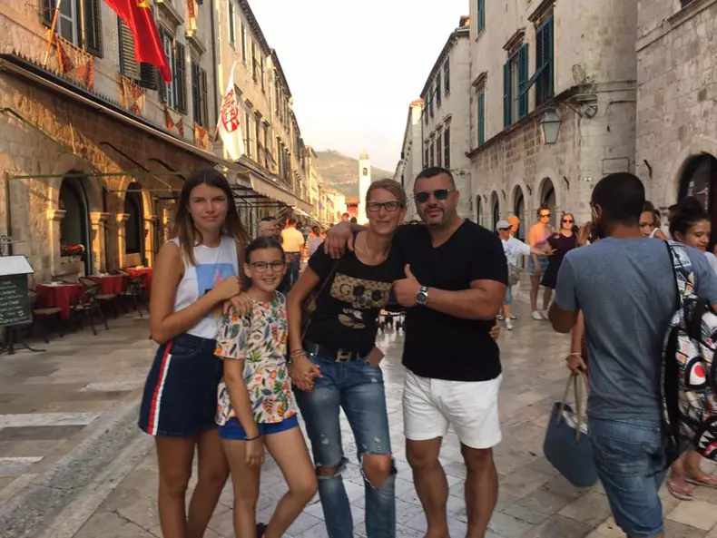 Monica Iagăr alături Cristi Neacșu de fiicele ei și