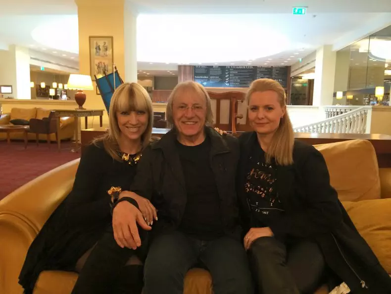 Mihai Constantinescu, alături de Mihaela, fosta soție și Simona, actuala soție