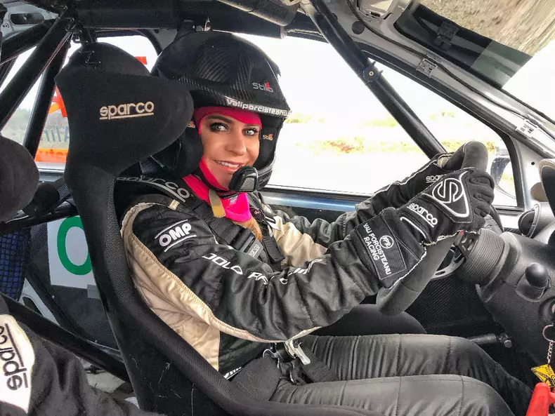 Adina Buzatu este pilot de raliuri