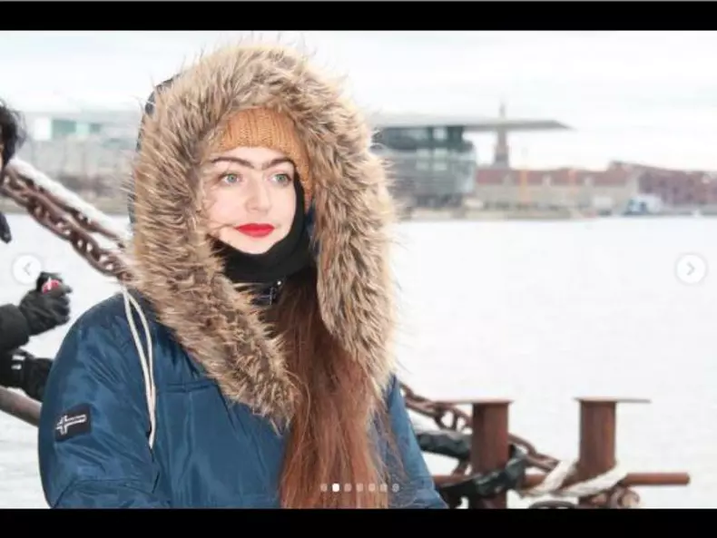 femeie-din-danemarca-sprancene-mustata-a1