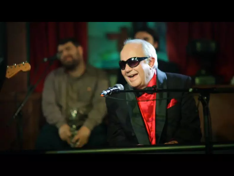 463068_395065670516870_1444868262_o