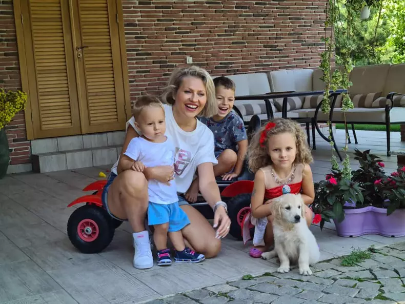 Mirela si copiii sai