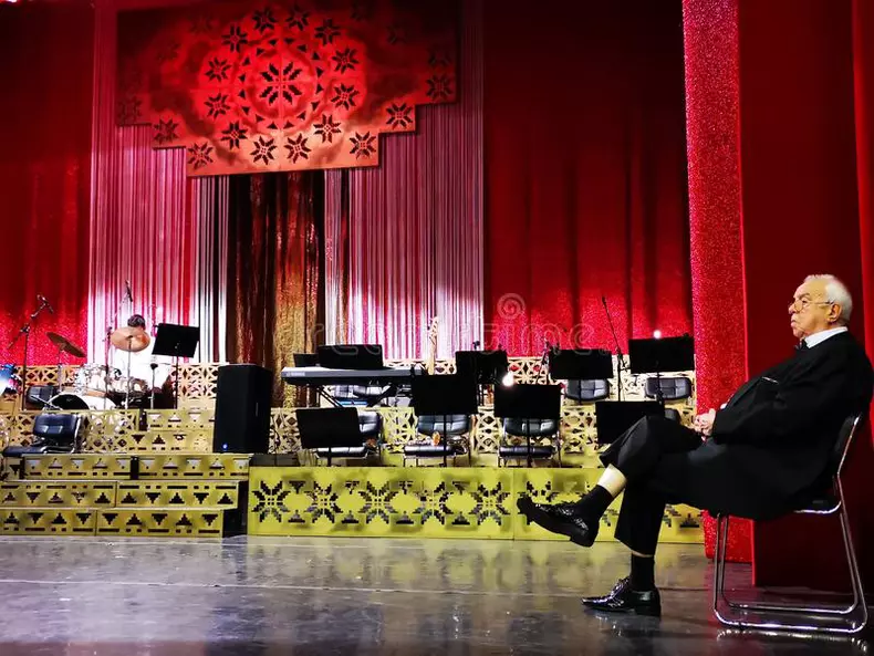 alexandru-arsinel-sulla-fase-del-teatro-della-rivista-constantin-tanase-che-si-siede-su-una-sedia-n-la-il-un-commedia-bucarest-147695966