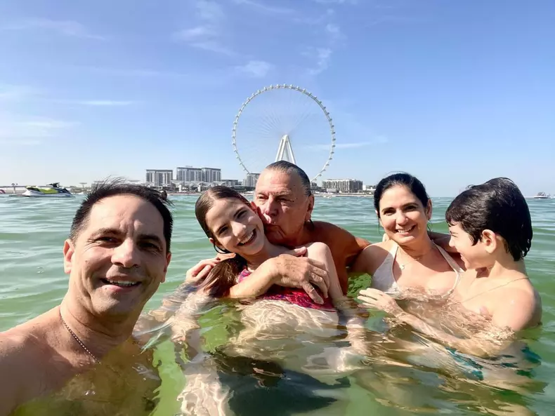 dan-negru-piersic-si-familai-lui-Negru-1024x768-1