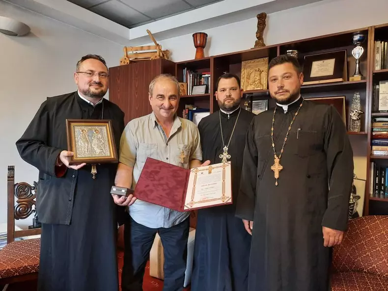 alexandru-arsinel-decorat-cu-ordinul-zcrucea-bucovinei-actorul-a-primit-distinctia-in-scaun-cu-rotile_4