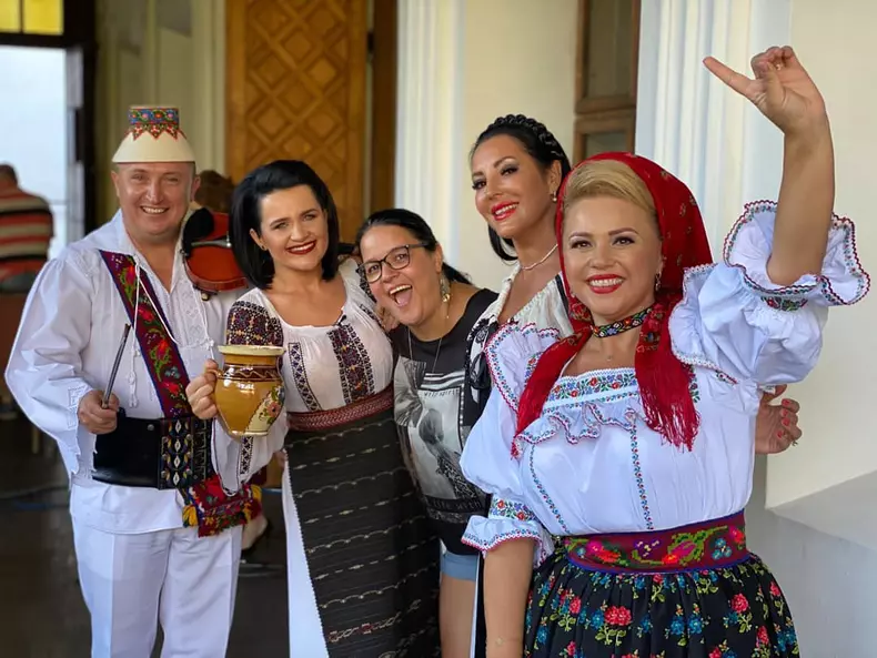 cornelia-si-prietenii-alta