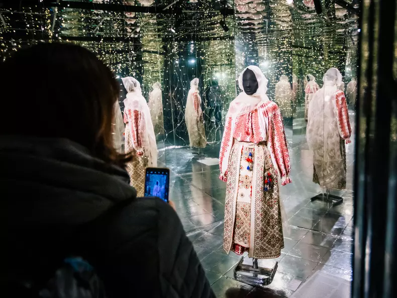 costumul-regina-maria-in-infinity-room