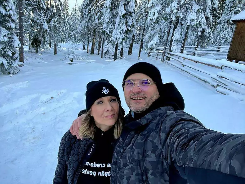 romanita-iovan-isi-lasa-fiul-sa-i-faca-dreptate-pilotului-adrian-iovan-sa-decida-el-daca-va-deschide-vreun-proces.-ce-s-a-intamplat-la-parastasul-de-9-ani-din-apuseni.-exclusiv-6