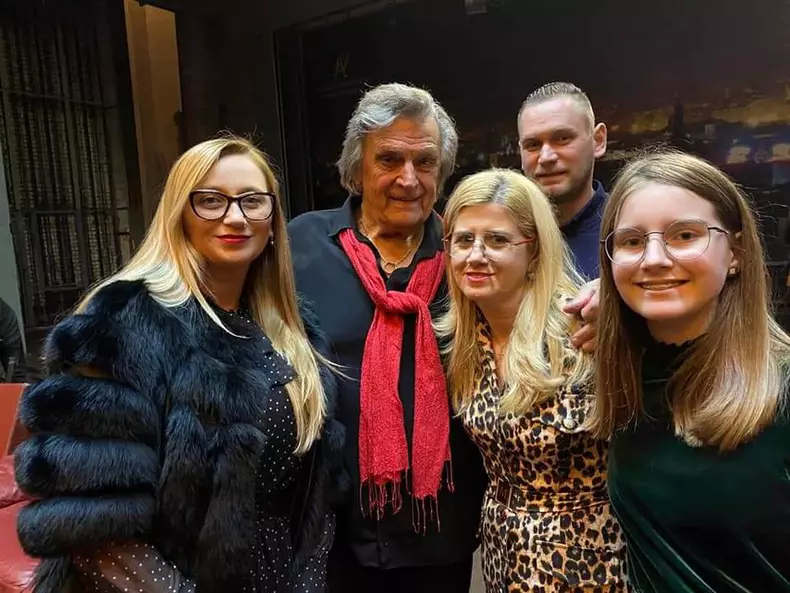 fb_img_1679396307240