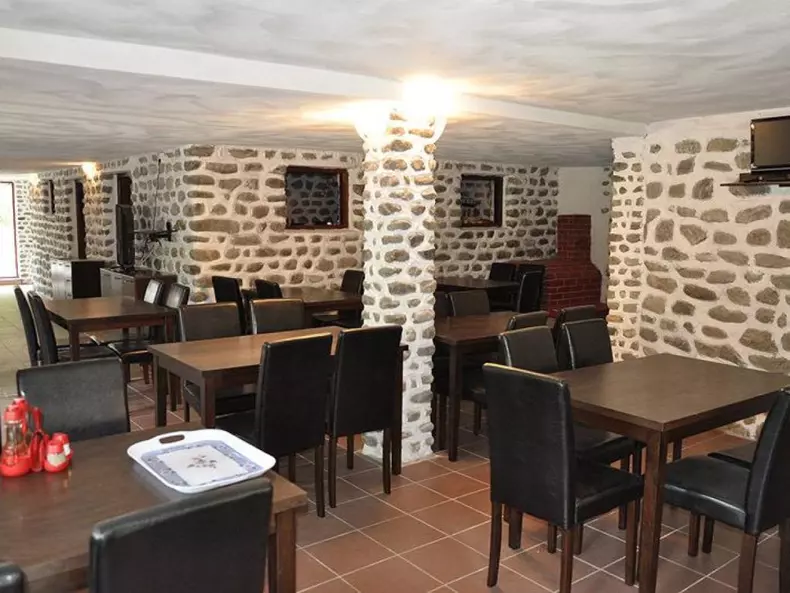cat-costa-sa-petreci-craciunul-si-revelionul-la-pensiunea-de-300.000-de-euro-a-familiei-lui-razvan-ciobanu-camerele-au-fost-decorate-de-fiul-meu-3-1024x768-1
