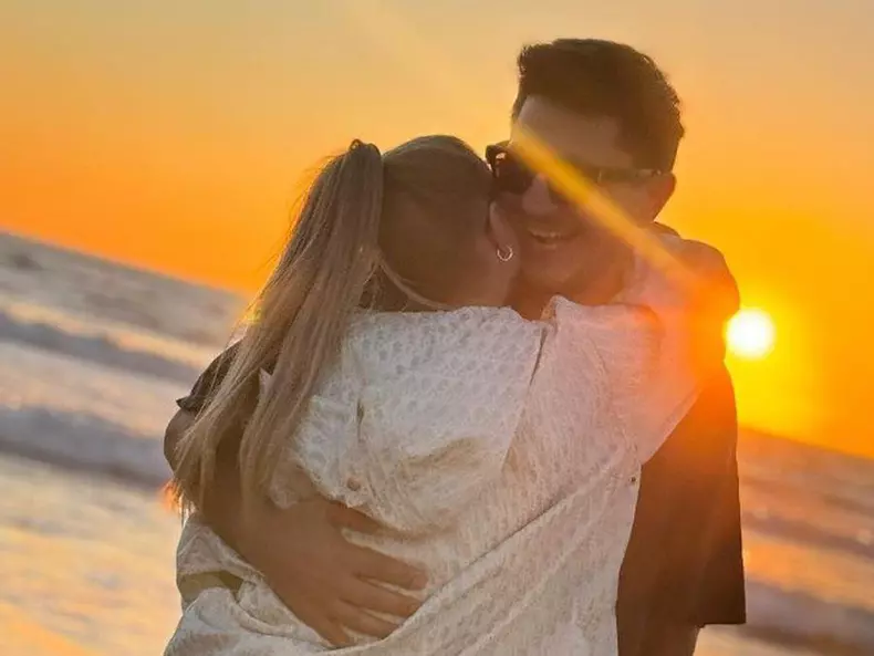 surprinsi-in-timp-ce-se-pupau-anamaria-prodan-fotografie-de-colectie-alaturi-de-ronald-gavril-noul-ei-iubit-6