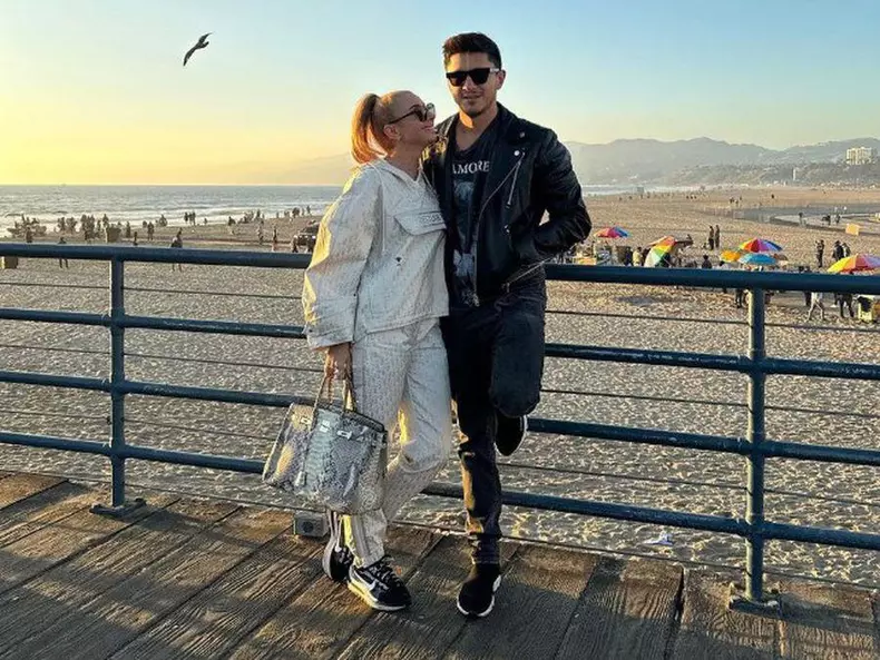 surprinsi-in-timp-ce-se-pupau-anamaria-prodan-fotografie-de-colectie-alaturi-de-ronald-gavril-noul-ei-iubit-7