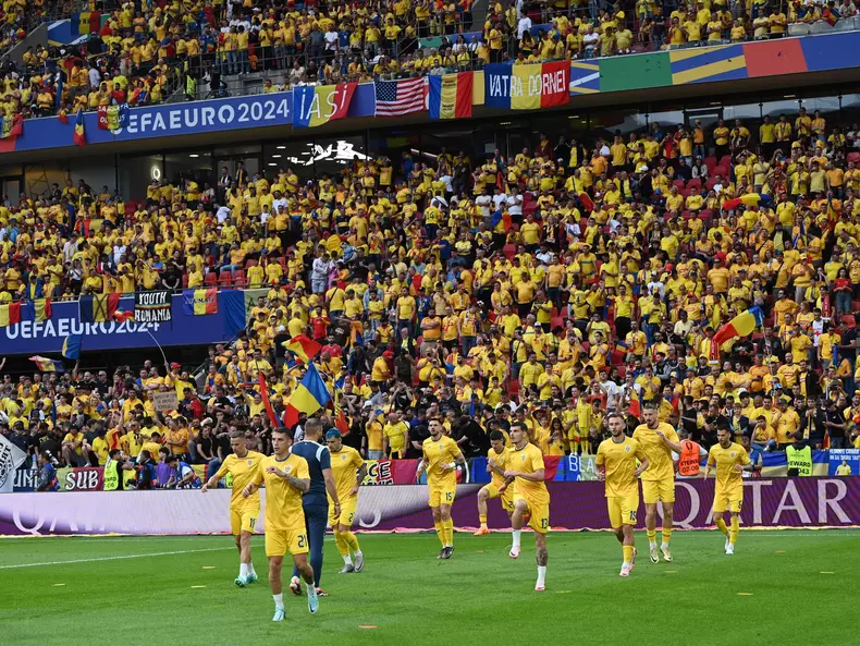 Fotbalistii romani NicuČ™or Bancu, Nicolae Stanciu, Andrei RaČ›iu, Andrei Burca, Valentin MihÄ�ilÄ�, Denis DrÄ�guĹü, Rad