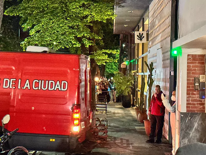 Fanáticos, policías y personal de la morgue afuera del hotel donde murió Liam Payne